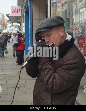 Musicien ambulant Dave Snowdon, 51 ans, joue de son harmonica chromatique dans le Northumberland Street, Newcastle qui est l'une des villes à travers le pays pour participer à une enquête de la musique live. Banque D'Images