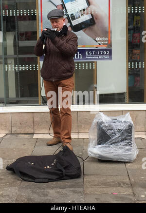 Musicien ambulant Dave Snowdon, 51 ans, joue de son harmonica chromatique dans le Northumberland Street, Newcastle qui est l'une des villes à travers le pays pour participer à une enquête de la musique live. Banque D'Images