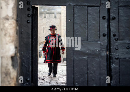 Nouveau Chef Yeoman Warder à la Tour de Londres, Christopher Morton, s'approche de la porte d'entrée avec les clés de la Tour de Londres au cours de sa première cérémonie d'ouverture. Banque D'Images