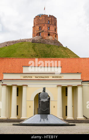 Monument de Mindaugas roi de Lituanie en face du Musée National. Vilnius. La lituanie Banque D'Images