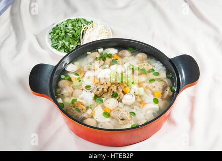 Soupe aux champignons avec du porc Banque D'Images