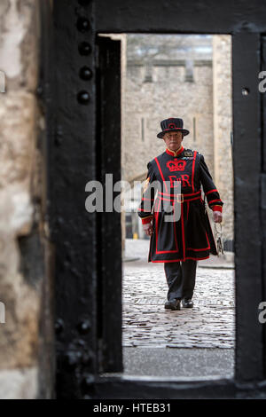 Nouveau Chef Yeoman Warder à la Tour de Londres, Christopher Morton, s'approche de la porte d'entrée avec les clés de la Tour de Londres au cours de sa première cérémonie d'ouverture. Banque D'Images