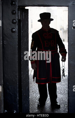 Nouveau Chef Yeoman Warder à la Tour de Londres, Christopher Morton, s'approche de la porte d'entrée avec les clés de la Tour de Londres au cours de sa première cérémonie d'ouverture. Banque D'Images