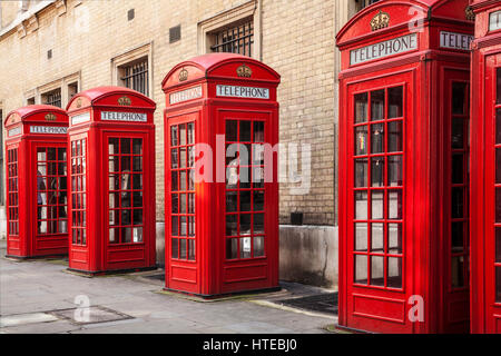 Une rangée de cabines téléphoniques rouges de Londres. Banque D'Images