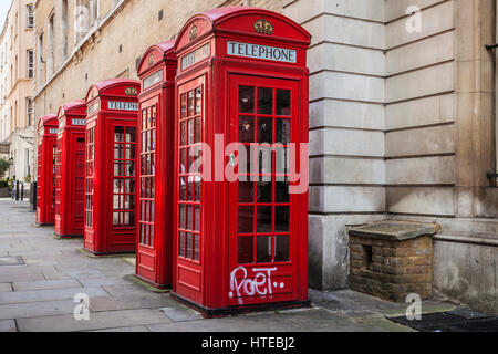 Une rangée de cabines téléphoniques rouges de Londres. Banque D'Images