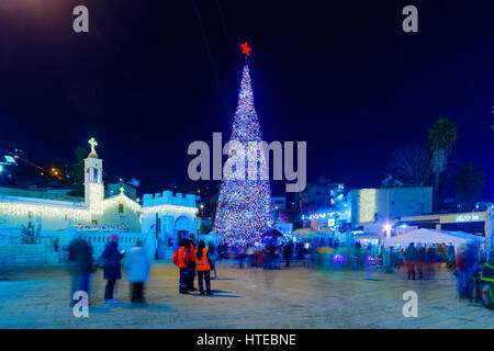 NAZARETH, ISRAËL - 20 décembre 2016 : scène de Noël de Marie bien carrés, avec l'Église orthodoxe grecque de l'Annonciation, un arbre de Noël, local Banque D'Images