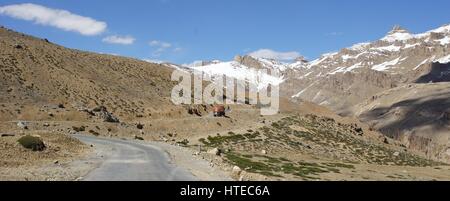 Une vue panoramique de la route entre Sarchu et Pang dans les montagnes du Cachemire. Banque D'Images