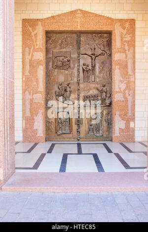 NAZARETH, ISRAËL - Apr 05, 2015 : une porte en bois décorés dans l'entrée principale de l'église de l'Annonciation, à Nazareth, Israël Banque D'Images