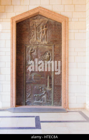 Une porte en bois décorés dans l'entrée principale de l'église de l'Annonciation, à Nazareth, Israël Banque D'Images