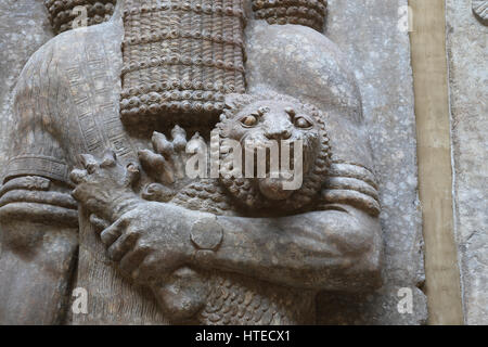 Le héros maîtrisant un lion (identifié avec Gilgamesh). Palais de Sargon II. Les Assyriens. Salle du trône. Les Assyriens. 721-705 BC. Le Palais de Khorsabad. Louvr Banque D'Images