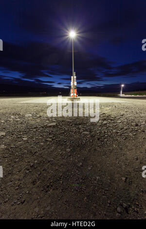 Vide poste d'essence libre-service pendant la nuit en Islande. Banque D'Images