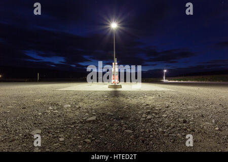 Vide poste d'essence libre-service pendant la nuit en Islande. Banque D'Images