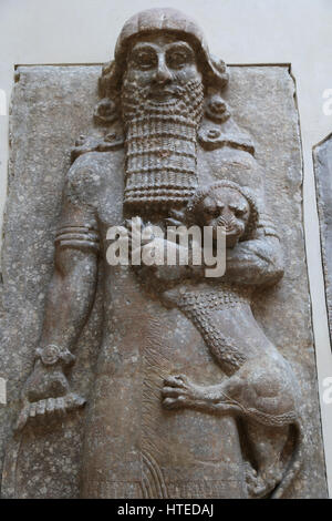 Le héros maîtrisant un lion (identifié avec Gilgamesh). Palais de Sargon II. Les Assyriens. Salle du trône. Les Assyriens. 721-705 BC. Le Palais de Khorsabad. Louvr Banque D'Images