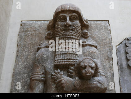 Le héros maîtrisant un lion (identifié avec Gilgamesh). Palais de Sargon II. Les Assyriens. Salle du trône. Les Assyriens. 721-705 BC. Le Palais de Khorsabad. Louvr Banque D'Images