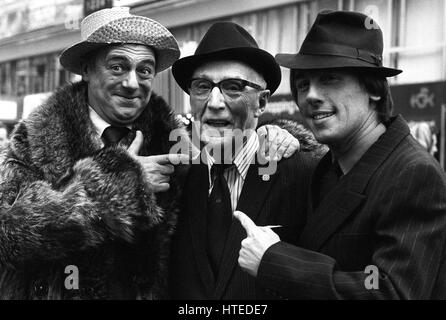 Stars du Chichester Festival Theatre production musicale sous les arches' '- qui raconte l'histoire de la vie d'humoristes Flanagan et Allen - comédien voit Allen Chesney, 88, flanquée par Christopher Timothy (r), qui dépeint lui dans la comédie musicale, et Roy Hudd (l), qui dépeint Bud Flanagan. Banque D'Images