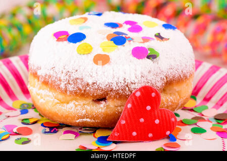 Donut sucré avec des confettis à carnival Banque D'Images