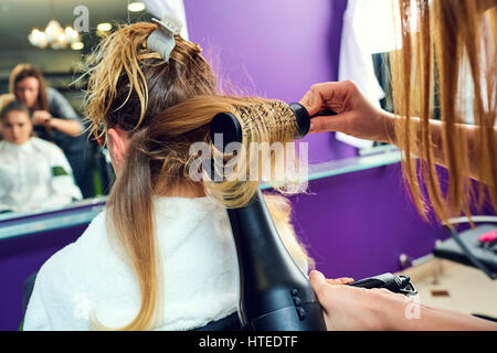 Style de cheveux concept de beauté. Gros plan du côté coiffure coiffure pour une femme dans un fauteuil. Banque D'Images
