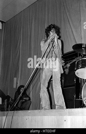 L'OMS : Roger Daltrey se produit avec le groupe de rock britannique qui dans l'Anson, Bristol University Students' Union, regardé par roadie qui Tony Haslam, 7 décembre 1968 Banque D'Images