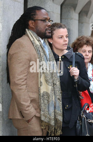 Omar McDermott et Danielle Cooper, parents d'Makayah McDermott, regarde DC Ian Payne (pas en photo) parle à l'extérieur de l'Old Bailey à Londres, après Josué Dobby, 23, a été emprisonné pendant 12 ans pour la coupe vers le bas l'enfant acteur et sa tante dans une voiture volée d'échapper à la police. Banque D'Images