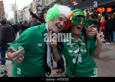 Des fans irlandais avant le tournoi des Six Nations à la Principauté Stadium, Cardiff. Banque D'Images