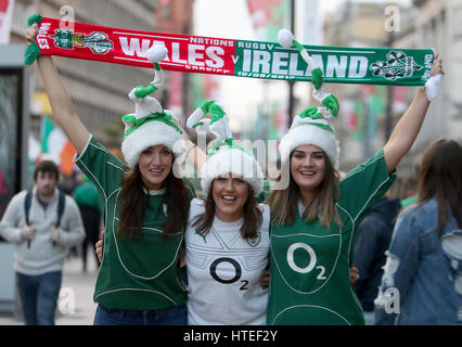 Des fans irlandais posent avec une moitié-moitié écharpe avant le tournoi des Six Nations à la Principauté Stadium, Cardiff. ASSOCIATION DE PRESSE Photo. Photo date : vendredi 10 mars, 2017. Voir histoire RUGBYU PA au Pays de Galles. Crédit photo doit se lire : David Davies/PA Wire. RESTRICTIONS : Utiliser l'objet de restrictions. Usage éditorial uniquement. Pas d'utilisation commerciale. Pas d'utilisation dans des livres ou des ventes d'impression sans autorisation préalable. Banque D'Images