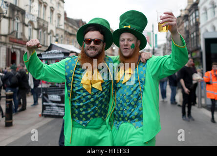 Des fans irlandais avant le tournoi des Six Nations à la Principauté Stadium, Cardiff. Banque D'Images