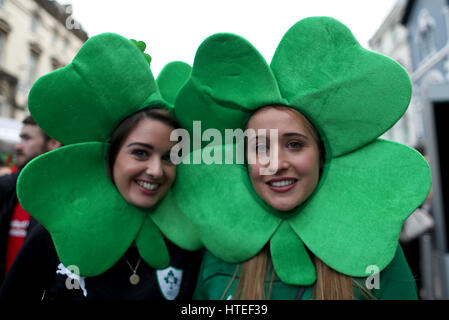 Des fans irlandais avant le tournoi des Six Nations à la Principauté Stadium, Cardiff. Banque D'Images