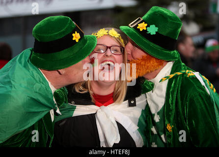 Des fans irlandais avant le tournoi des Six Nations à la Principauté Stadium, Cardiff. Banque D'Images