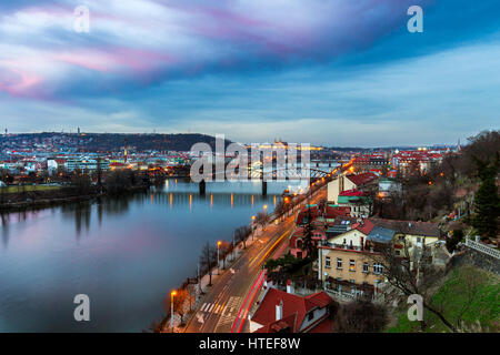 Panorama de Prague dans la soirée, vue de Vysehrad Banque D'Images