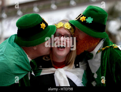 Des fans irlandais avant le tournoi des Six Nations à la Principauté Stadium, Cardiff. ASSOCIATION DE PRESSE Photo. Photo date : vendredi 10 mars, 2017. Voir histoire RUGBYU PA au Pays de Galles. Crédit photo doit se lire : David Davies/PA Wire. RESTRICTIONS : Utiliser l'objet de restrictions. Usage éditorial uniquement. Pas d'utilisation commerciale. Pas d'utilisation dans des livres ou des ventes d'impression sans autorisation préalable. Banque D'Images