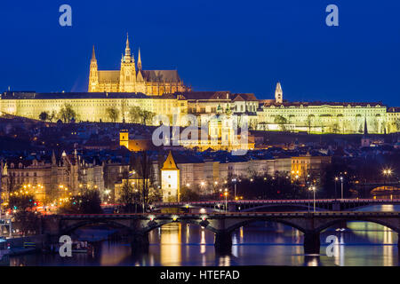 Panorama de Prague dans la soirée, vue de Vysehrad Banque D'Images