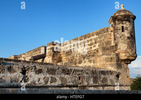 Une tourelle et un canon sur le mur que les aires protégées, Colomiba de Cartagena à l'époque coloniale. Banque D'Images