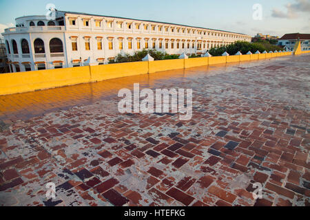 Vue sur les briques rouges qui forment le plancher du mur de l'époque coloniale à Cartagena, Colombie. Banque D'Images