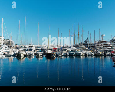 Le port de Fontvieille, Fontvieille Harbour, La Roche, Grimaldi Palace, Palais Royal, Monaco, Cote d'Azur, Méditerranée, Europe Banque D'Images