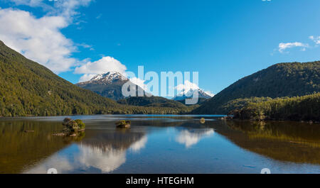 Sylvan Lake avec ses montagnes couvertes de forêts, Mount Aspiring National Park, Otago, Nouvelle-Zélande, Southland Banque D'Images