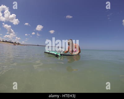 Dame à la recherche dans son char pour dents de requins Banque D'Images