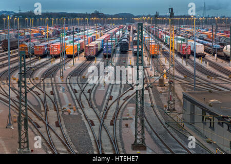 Les wagons stationnés sur les voies au crépuscule, de gare de triage Maschen, Maschen, Basse-Saxe, Allemagne Banque D'Images