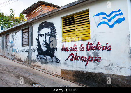 Baracoa, Cuba - 21 décembre 2016 : façade de maison à Baracoa, à la propagande communiste et de l'image de Che Guevara Banque D'Images