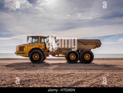 Les gros camions déménagement le long de la plage de galets de Cooden Beach près de Hastings. Banque D'Images