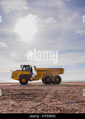 Les gros camions déménagement le long de la plage de galets de Cooden Beach près de Hastings. Banque D'Images