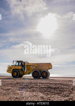 Les gros camions déménagement le long de la plage de galets de Cooden Beach près de Hastings. Banque D'Images