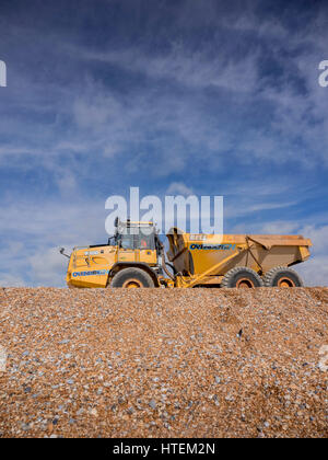 Les gros camions déménagement le long de la plage de galets de Cooden Beach près de Hastings. Banque D'Images