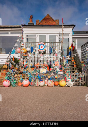 Une maison onwer décore de leur jardin avec des objets récupérés à partir de la plage. Hastings, East Sussex Banque D'Images