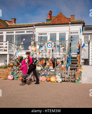 Une maison onwer décore de leur jardin avec des objets récupérés à partir de la plage. Hastings, East Sussex Banque D'Images