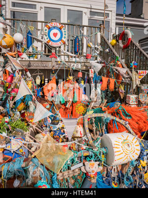 Une maison onwer décore de leur jardin avec des objets récupérés à partir de la plage. Hastings, East Sussex Banque D'Images