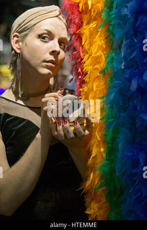 Que représente la transition portrait d'une femme transgenre avec vernis à ongles rouge photographié à New York City Banque D'Images