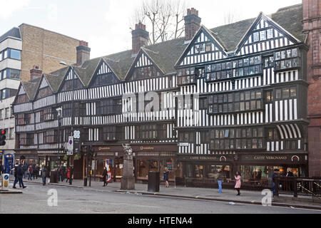 La ville de Londres à colombages de style Tudor Inn discontinues dans High Holborn Banque D'Images