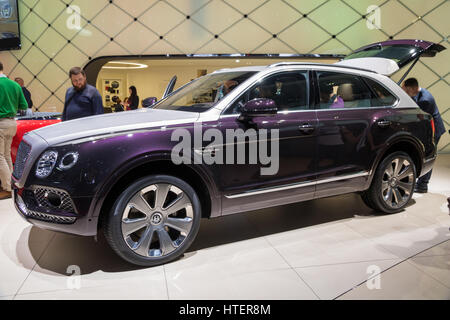 Genève, SUISSE - Le 7 mars 2017 : voiture Bentley Mulliner Bentayga présenté à la 87e Salon International de l'Automobile de Genève. Banque D'Images