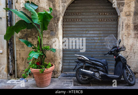 Honda SH300i scooter sur l'île d'Ortygie, partie historique de la ville de Syracuse, l'angle sud-est de l'île de la Sicile, Italie Banque D'Images