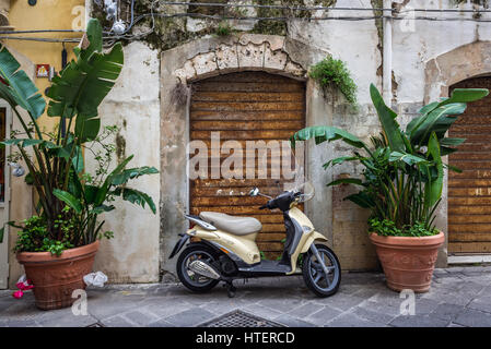 Scooter Piaggio Liberty 125 sur l'île d'Ortygie, partie historique de la ville de Syracuse, l'angle sud-est de l'île de la Sicile, Italie Banque D'Images